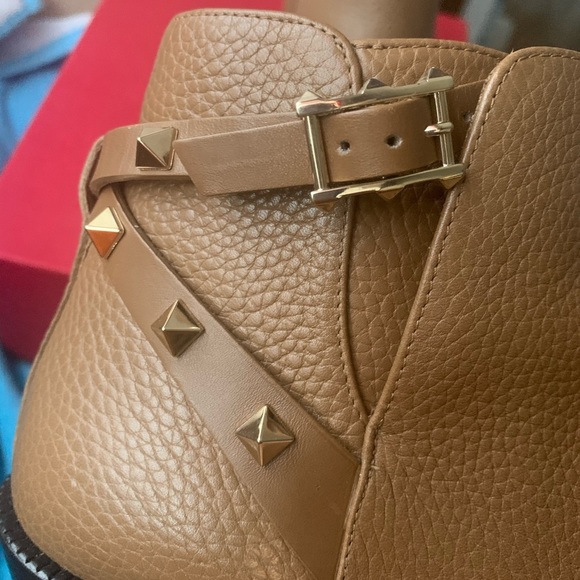 🌈ROCKSTUD Ankle Boot
VALENTINO GARAVANI SIZE8US🌈 - Picture 8 of 16